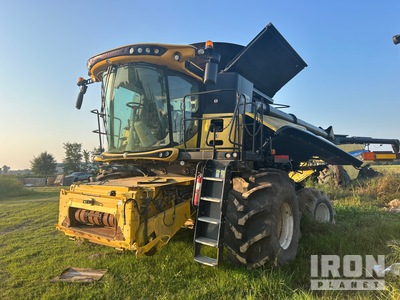 2017 New Holland CR8090 4x4 Combine Harvester (Inoperable)