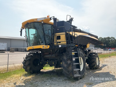 2013 New Holland CR8090 4x4 Combine Harvester