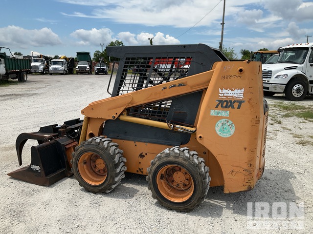 MINI CARGADOR SOBRE RUEDAS 2004 CASE 70XT