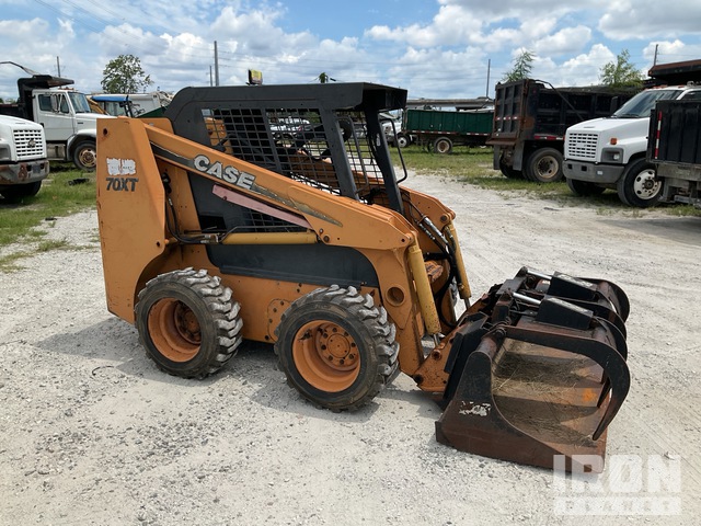 MINI CARGADOR SOBRE RUEDAS 2004 CASE 70XT