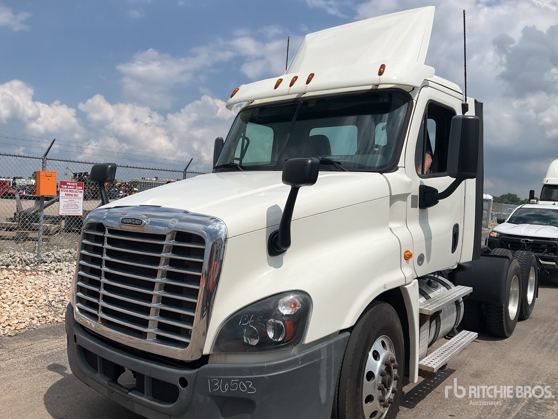 2016 Freightliner Cascadia 125 T/A Day Cab Truck Tractor