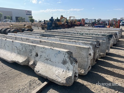 Quantity of (18) K-Rail الحواجز