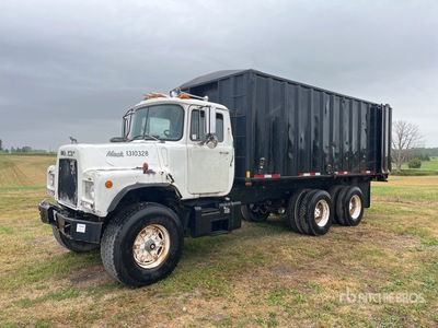 1987 Mack DM685S 6x4 grain truck 19' box 76" wall height その他のトラック