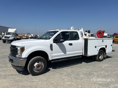 2019 Ford F-350 4x4 Extended Cab Service Truck