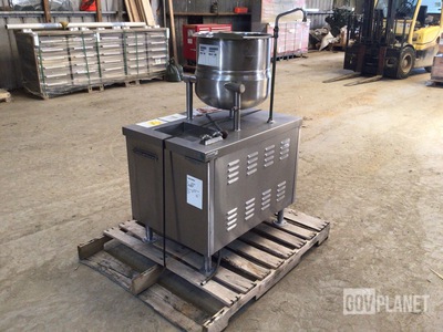 Crown DC-10 Steam Kettle w/Crown DMT-10S Kettle Cabinet