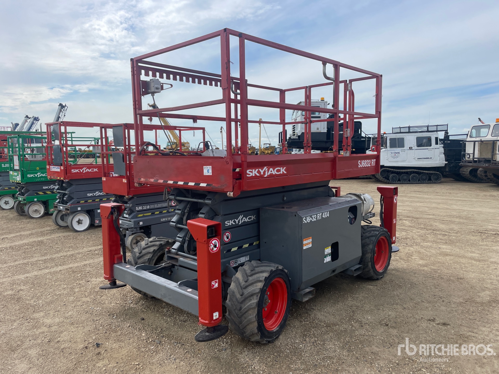 2017 Skyjack SJ6832 RT 4x4 Dual Fuel Elevador de tijera