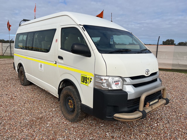 2018 Toyota HiAce Commuter 200 Series 4x4 10 Passenger Van 2018 Toyota HiAce Commuter 200 Series 4x4 10 Passenger Van