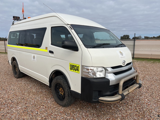 2015 Toyota HiAce Commuter 200 Series 4x4 11 Passenger Van 2015 Toyota HiAce Commuter 200 Series 4x4 11 Passenger Van