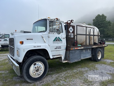 1988 Ford LNT8000 1300 gal 4x2 15' flat bed 450 gallon fuel tank with a 12 volt pump Flatbed Water Truck