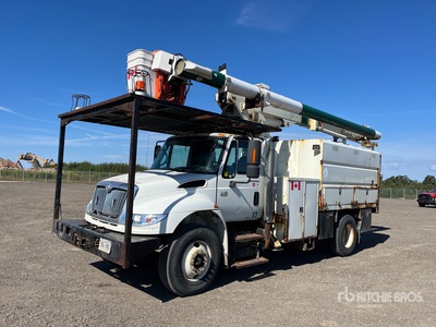 Altec LRV55 55 ft on 2005 International 4400 SBA 4x2 Forestry Camion nacelle