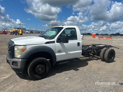 2016 Ford F-550 4x4 を見 Cab and Chassis