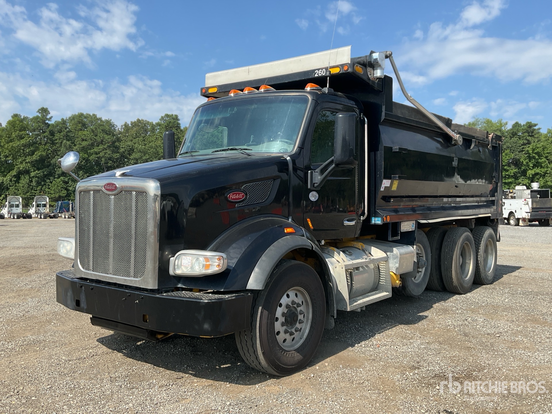 2017 Peterbilt 567 6x4 を見 Dump Truck