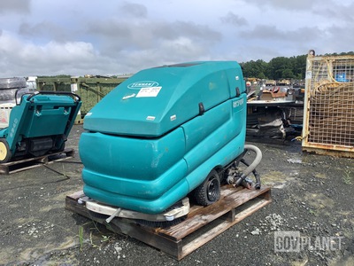 Tennant 5700 Floor Scrubber