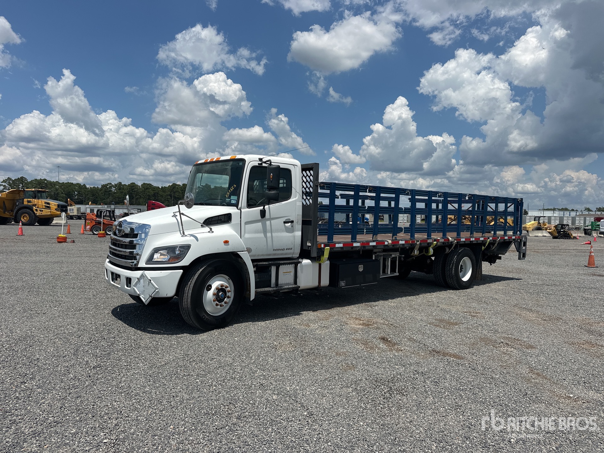 2018 Hino 338 4x2 Autocarro cassone fisso
