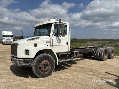 2003 Freightliner FL80 を見 Cab and Chassis