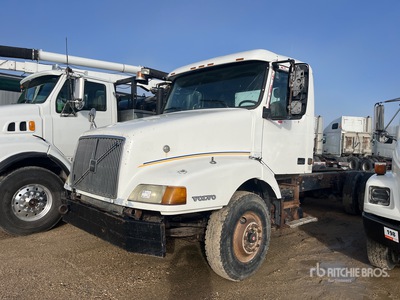 2000 Volvo VNL 6x4 を見 Cab and Chassis