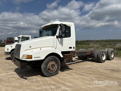 2000 Volvo を見 Cab and Chassis