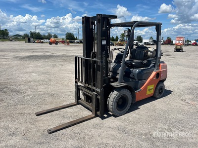 Toyota 8FGU25 4500 lb Pneumatic Tire Heftruck
