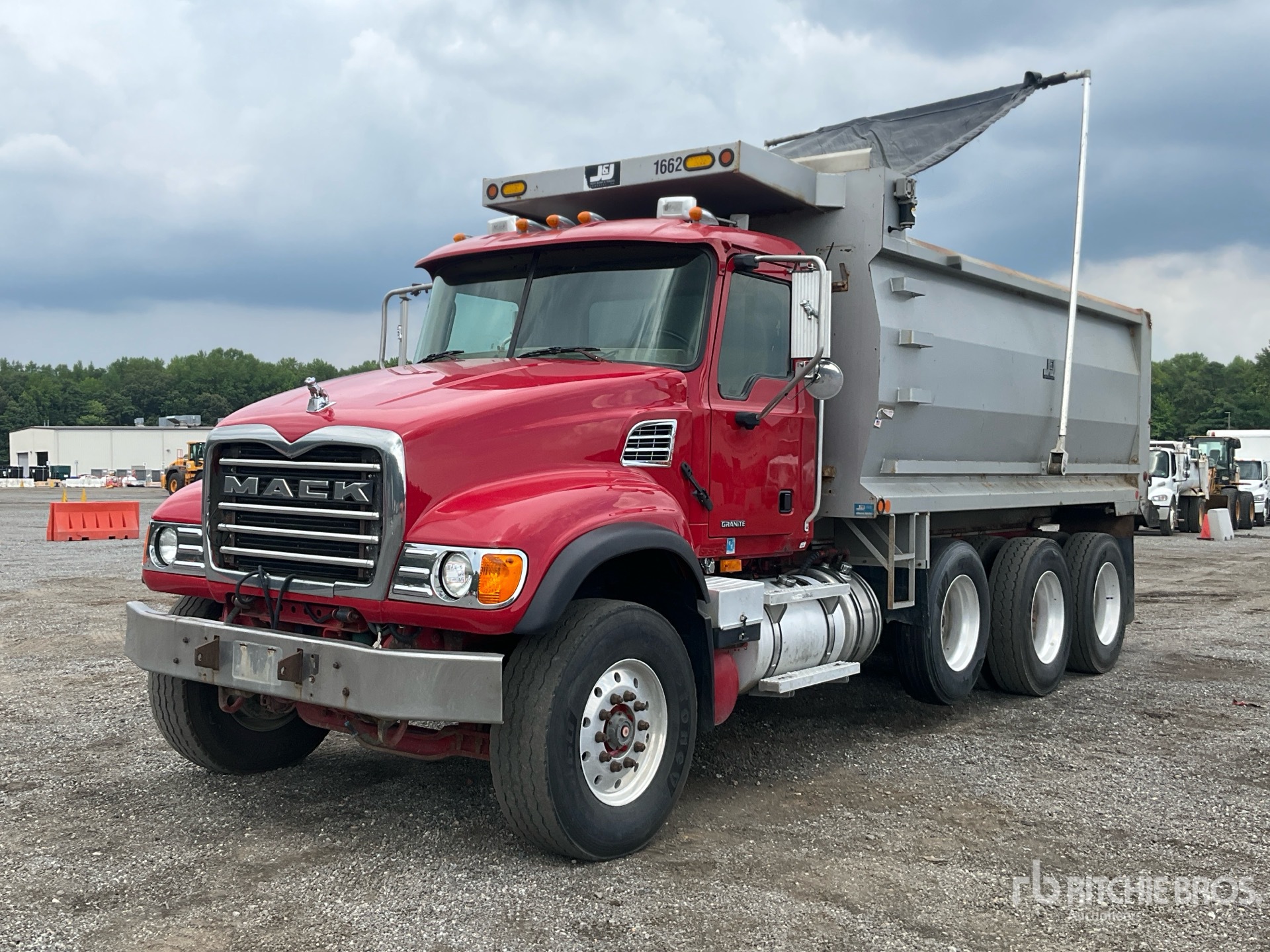 2007 Mack CV713 8x4 شاحنة قلابة /ثلاثة محاور