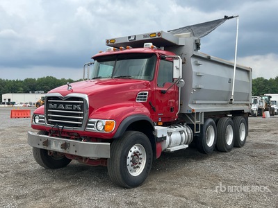 2007 Mack CV713 8x4 Camion à benne basculante Tri/E