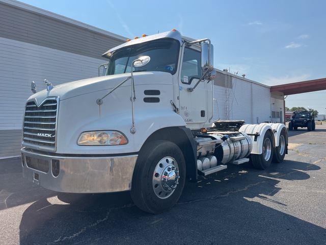 2015 Mack CXU613 6x4 T/A Day Cab Truck Tractor 2015 Mack CXU613 6x4 T/A Day Cab Truck Tractor