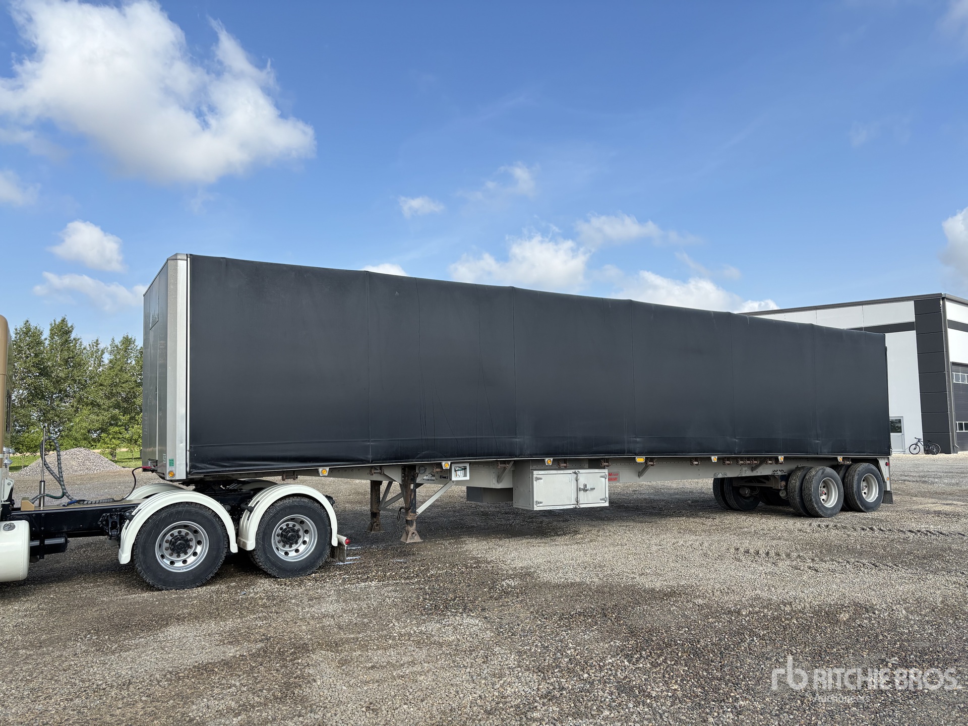 2016 Reitnouer Curtain Side Trailer
