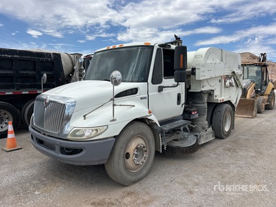2011 Tymco 600 on 2012 International 4300 Autocarro spazzatrice