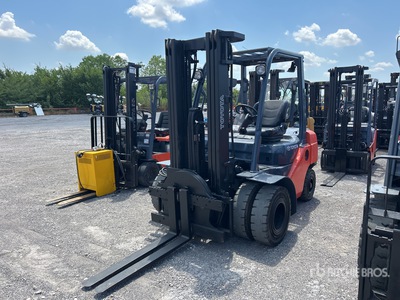 2013 Toyota 8FDU25 4950 lb Pneumatic Tire Carrelli Elevatori