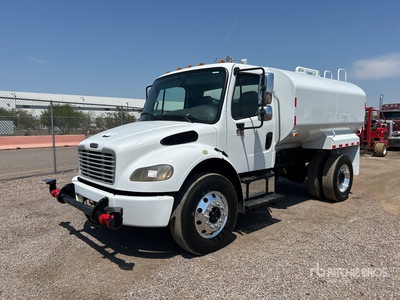 2010 Freightliner M2 106 2000 gal 4x2 Camion à eau