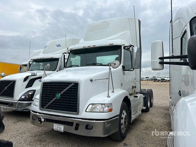 2014 Volvo VNM 6x4 Cabeza Tractora Cabina Corta (Inoperable)