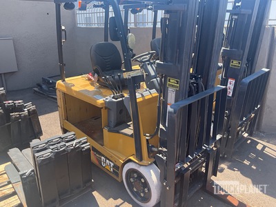 2017 Cat EC25EN2 4100 lb 電動フォークリフト
