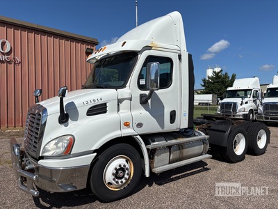 2013 Freightliner Cascadia 113 6x4 T/A Day Cab Truck Tractor