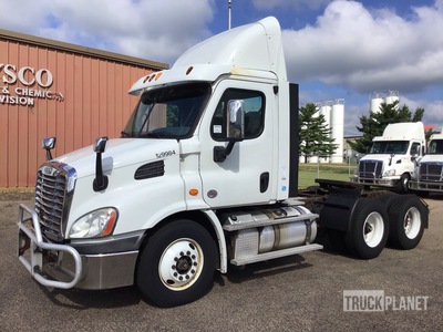2013 Freightliner Cascadia 113 6x4 T/A Day Cab Truck Tractor