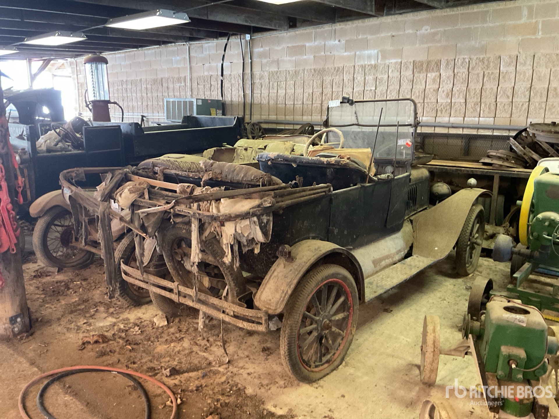 Ford Model T Antique Car سيارة كلاسيكية