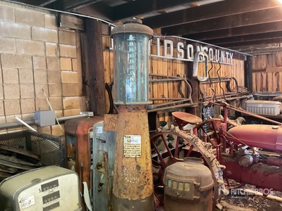Antique Benzine pomp