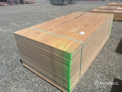 Quantity of (50) 5/8 in 4 ft x 8 ft DFP/CSP (No Stamp) Madera contrachapada (Unused)