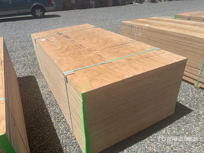 Quantity of (50) 5/8 in 4 ft x 8 ft DFP/CSP (No Stamp) Madera contrachapada (Unused)