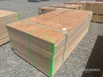 Quantity of (50) 5/8 in 4 ft x 8 ft DFP/CSP (No Stamp) Madera contrachapada (Unused)