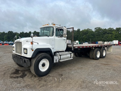 1999 Mack RD690S 4x2 Camion à Plateau
