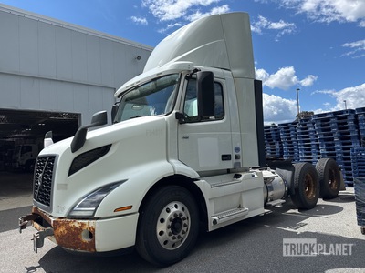 2018 Volvo VNR64T300 6x4 Cabeza Tractora Cabina Corta (Inoperable)