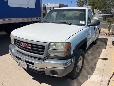 2004 GM C2500 4x4 Ciężarówka użytkowa (Inoperable)