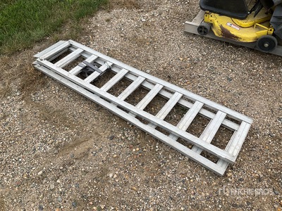 Quantity of (2) Aluminum Loading Ramps Divers - Magasin, entrepôt, consommateur