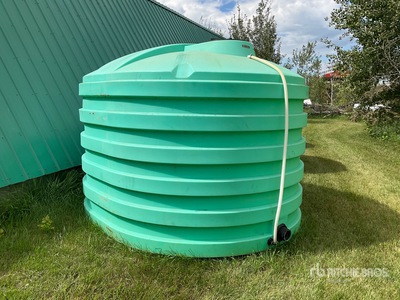 Hold-On 1700 gal Poly Water Tank