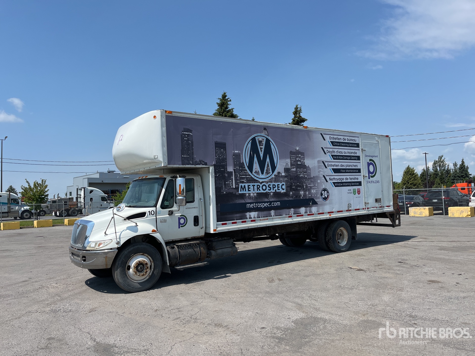 2002 International 4300 SBA 4x2 Van Truck