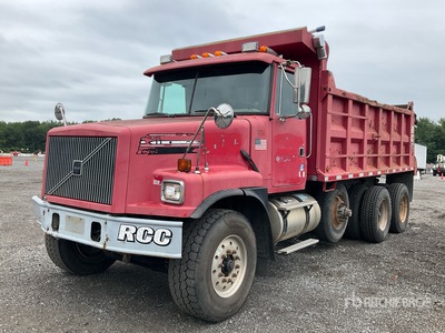 1999 Volvo WG 8x4 Camion à benne basculante Tridem