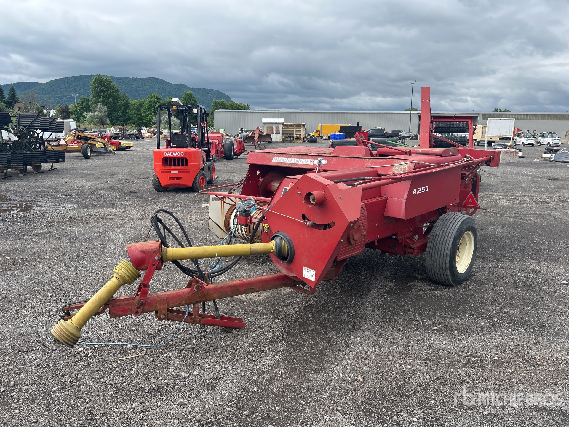 International 425 Square Baler