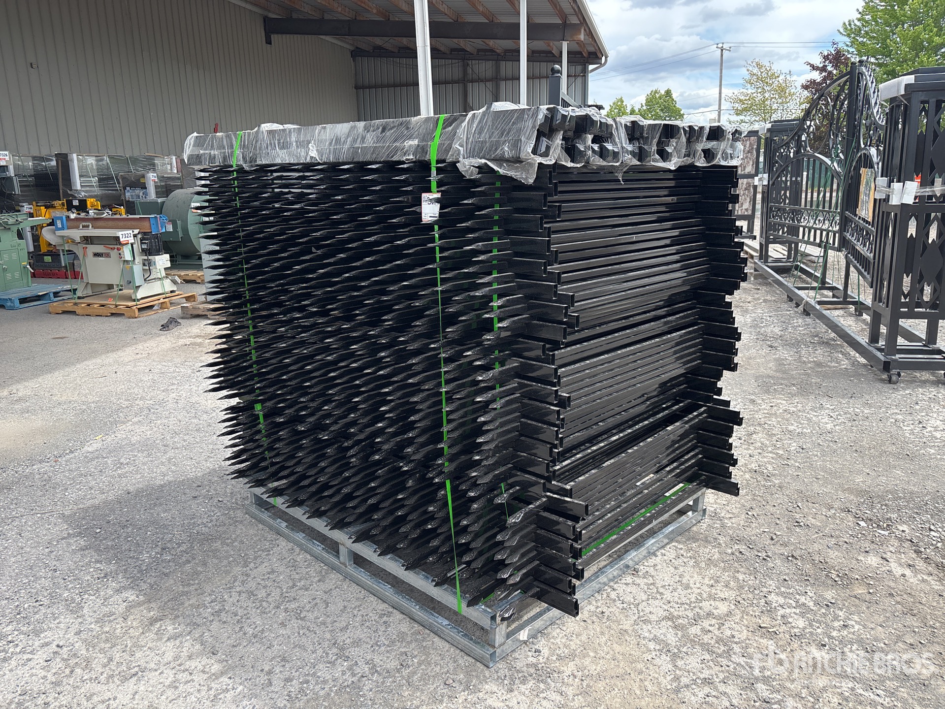Quantity of (45) 2025 SKLP SK-S45 6 ft x 5 ft Powder Coated Corral 柵 (Unused)