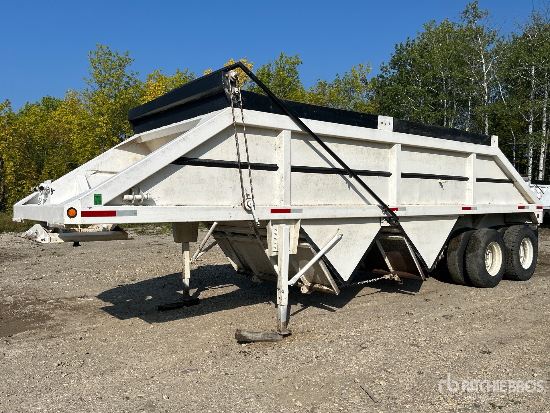 1984 Commander 28 ft T/A Belly Dump Trailer