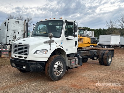 2017 Freightliner M2 106 4x2 を見 Cab and Chassis