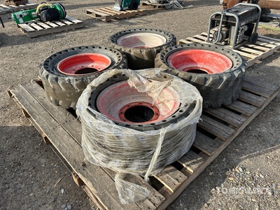 Quantity of (4) 36 x 14-20 Équipements pour pneus